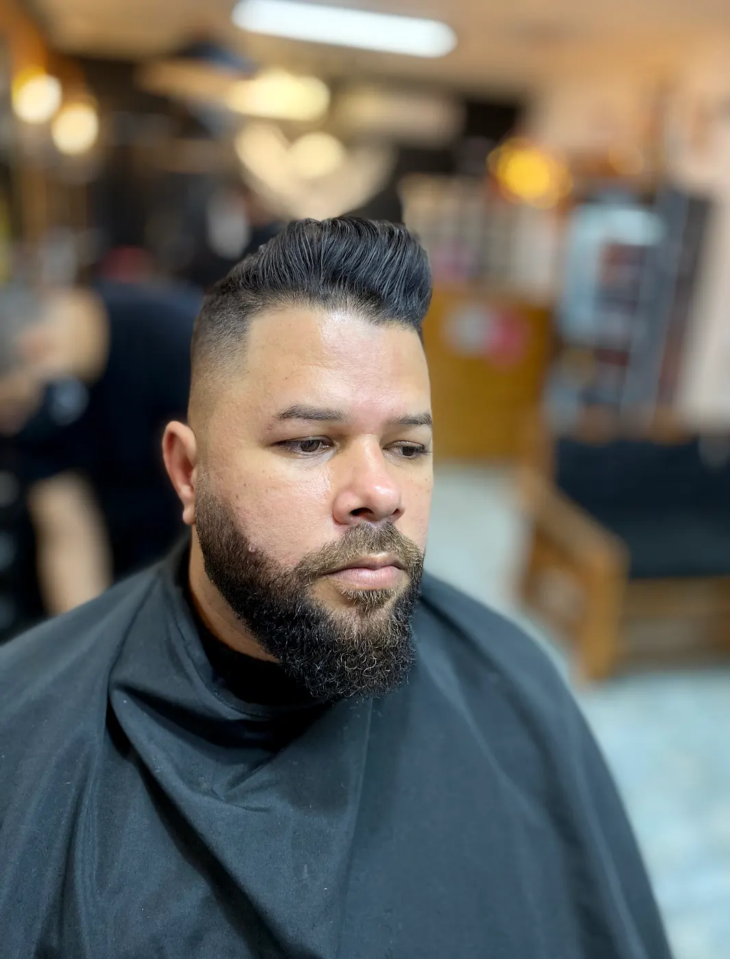 Cliente com barba desenhada e alinhada