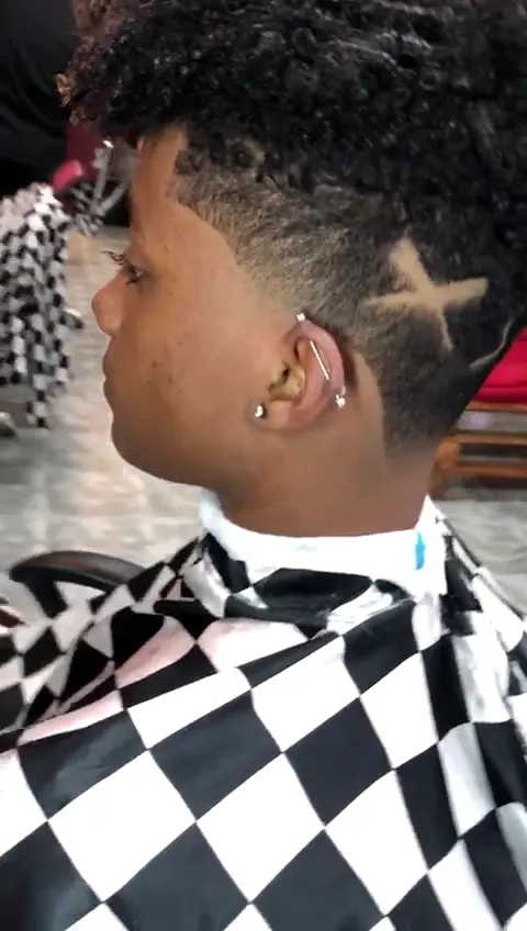 Corte com desenho de estrela na lateral